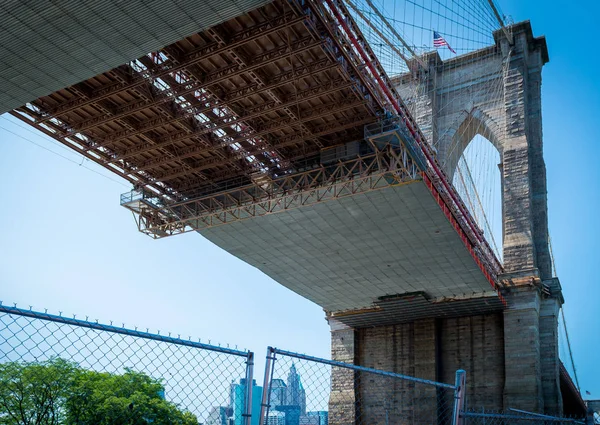 Onder de brooklyn bridge — Stockfoto