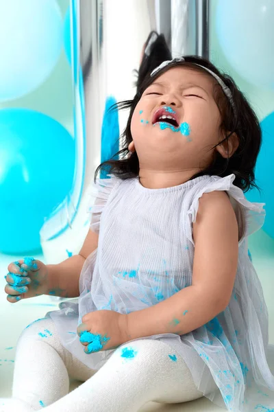 Primer pastel de cumpleaños rompiendo — Foto de Stock