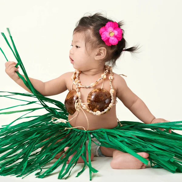 Bebé chino en traje hawaiano de verano — Foto de Stock