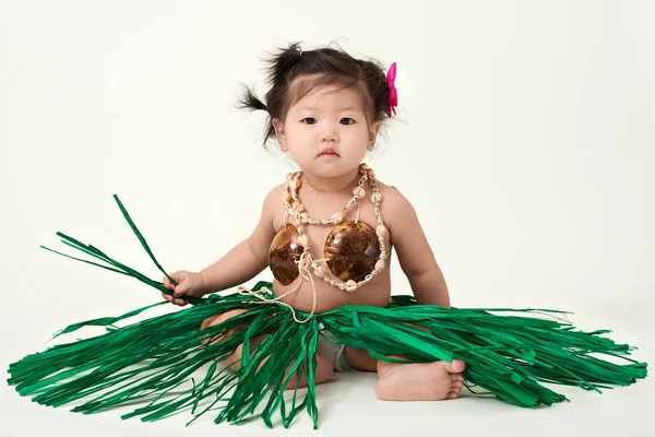 Bebé chino en traje hawaiano de verano — Foto de Stock