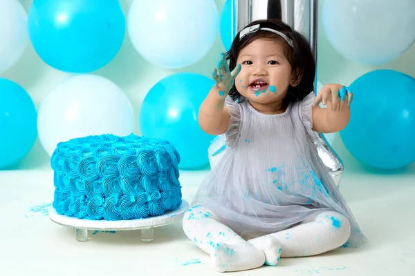 Prima torta di compleanno fracassare — Foto Stock