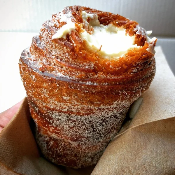 Cruffin com creme preenchido Imagens Royalty-Free