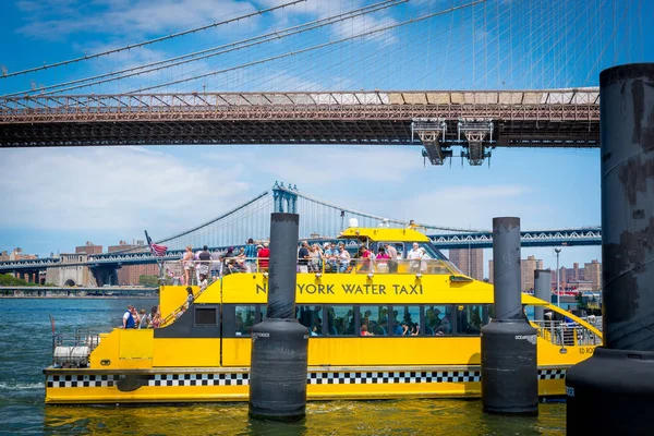 Brooklyn Bridge en water taxi — Stockfoto