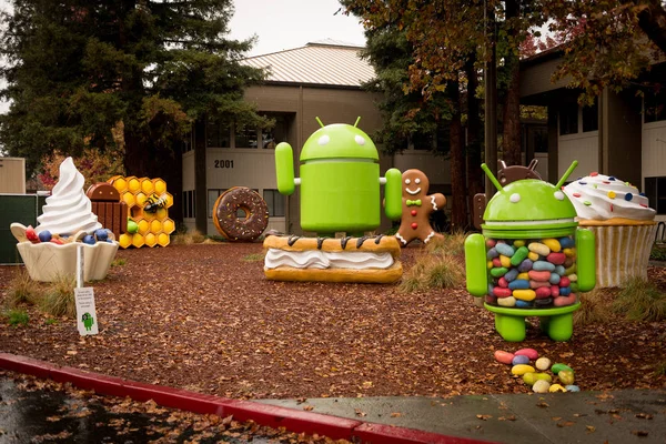 Android figures on Google Campus — Stock Photo, Image