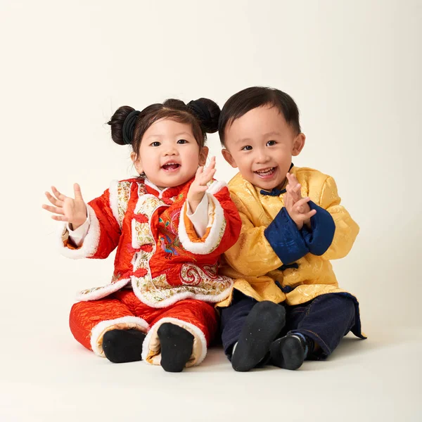 Bébé garçon et fille chinois dans la tenue traditionnelle du Nouvel An chinois — Photo