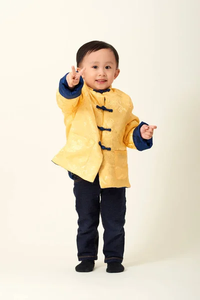 Niño chino en traje tradicional de año nuevo chino — Foto de Stock