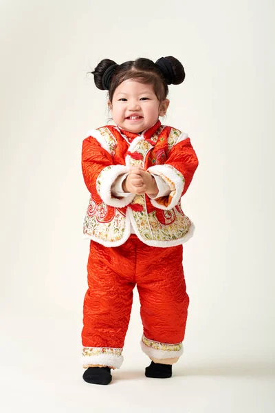 Niña china en traje tradicional de año nuevo chino — Foto de Stock