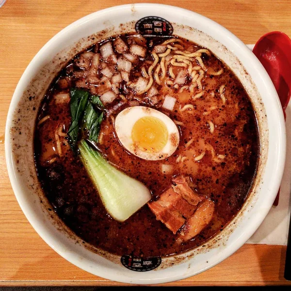 Ramen japonês com carne de porco e meio ovo Imagem De Stock