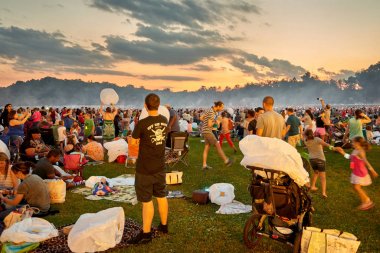 Fener festival kalabalık içinde günbatımı