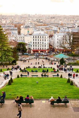 Paris, Fransa - Kasım 2017: Paris şehir manzaralı ünlü Sacré Coeur katedral güzel gün batımı sırasında yüksek yerden.