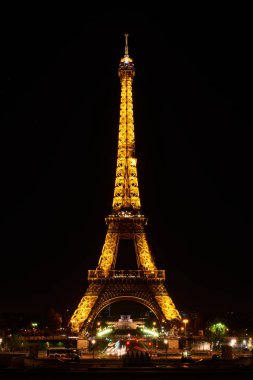 Paris, Fransa - Kasım 2017: Dünya ünlü Eyfel Kulesi'nden Place du Trocadero gece sahne.