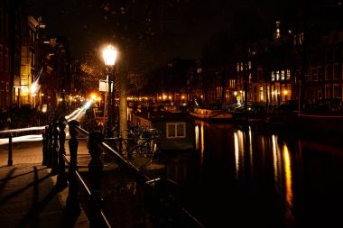 Amsterdam gece, Hollanda.