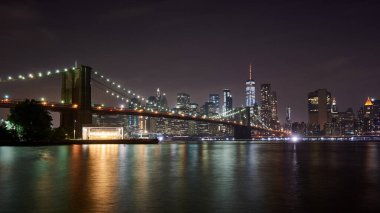 Brooklyn Köprüsü, Doğu Nehri 'ni geçerek Manhattan ve Brooklyn ilçelerini birbirine bağlıyor. Aşağı Manhattan, arka planda, Manhattan adasının en güneyinde yer almaktadır..
