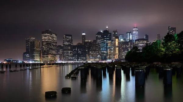 Manhattan Şehir Merkezinin Ünlü Gökdelenlerinin Gece Manzarası Işıkları Suya Yansıyan — Stok fotoğraf