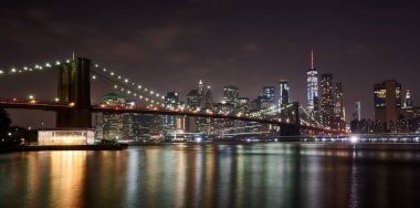 Brooklyn Köprüsü, Doğu Nehri 'ni geçerek Manhattan ve Brooklyn ilçelerini birbirine bağlıyor. Aşağı Manhattan, arka planda, Manhattan adasının en güneyinde yer almaktadır..