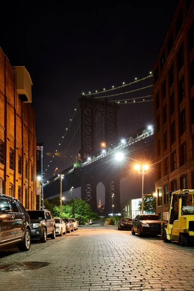 从乌萨州纽约市布鲁克林丹博俯瞰曼哈顿大桥的幻景 — 图库照片
