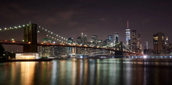 Brooklyn Köprüsü Doğu Nehri Geçerek Manhattan Brooklyn Ilçelerini Birbirine Bağlıyor — Stok fotoğraf