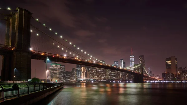 Brooklyn Köprüsü Doğu Nehri Geçerek Manhattan Brooklyn Ilçelerini Birbirine Bağlıyor — Stok fotoğraf