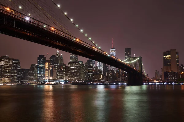 Brooklyn Köprüsü Doğu Nehri Geçerek Manhattan Brooklyn Ilçelerini Birbirine Bağlıyor — Stok fotoğraf