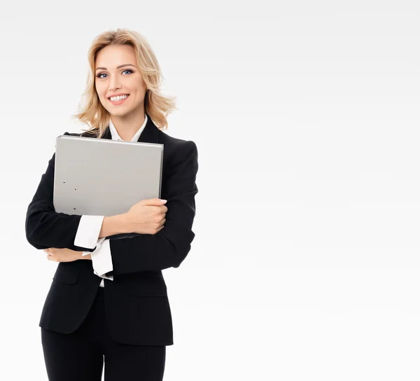 Joven mujer de negocios sonriente con carpeta gris —  Fotos de Stock