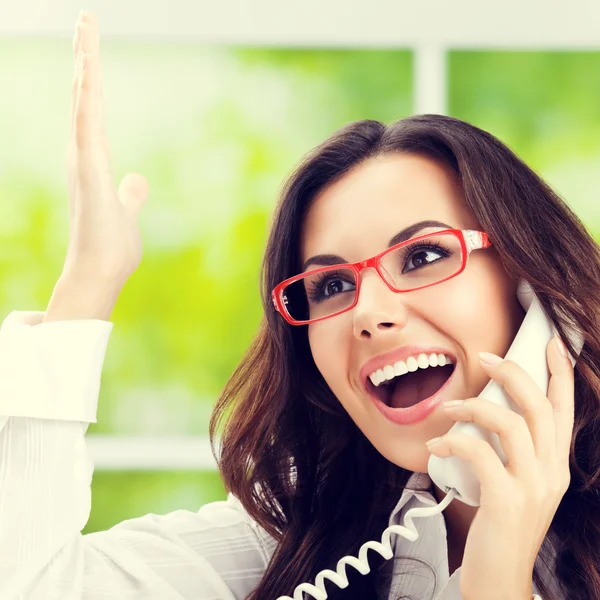 Glücklich gestikulierende brünette Geschäftsfrau oder Telefonhelferin — Stockfoto