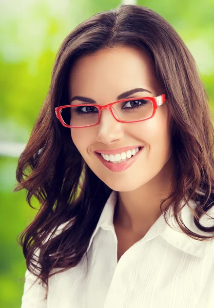 Portrét mladého usměvavá brunetka podnikatelka v brýlích — Stock fotografie