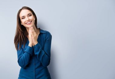 mutlu gülümseyen genç kadın el hareketi