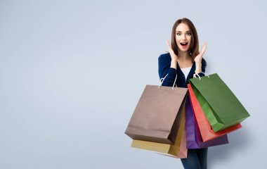 Casual giyim alışveriş torbaları ile güzel kadın