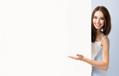 genç kadın, boş tabela gösteriliyor