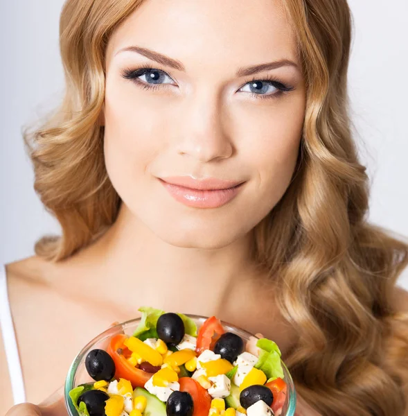 Женщина с вегетарианским салатом, более серый — стоковое фото