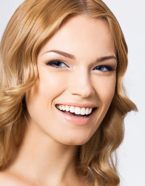 Joven mujer sonriente alegre, en gris — Foto de Stock