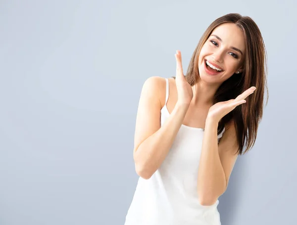 Jovem mulher mostrando sorriso — Fotografia de Stock