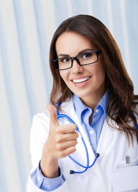 doktor ofisinde bir jest Yaşasın gösterilen