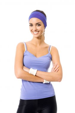 Beyaz üzerinde gülümseyen sportif esmer kadın portresi