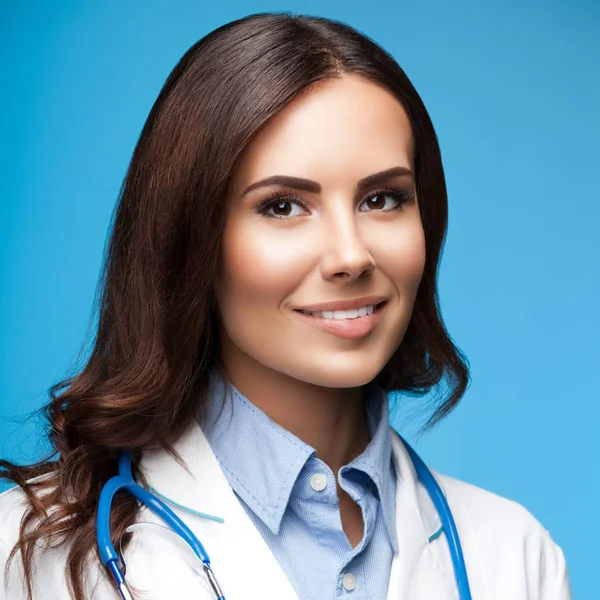 Sorridente médico feminino, em azul — Fotografia de Stock