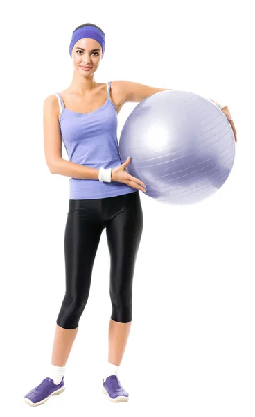 Retrato de cuerpo completo de una mujer sonriente sosteniendo una pelota de pilates fitness — Foto de Stock