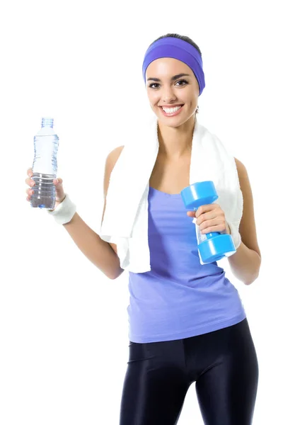 Молодая женщина в фиолетовой спортивной одежде с бутылкой воды и гантелями — стоковое фото