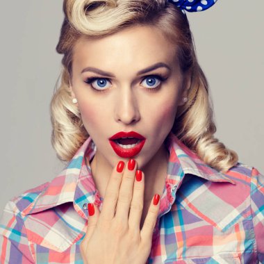  Pin-up tarzı giyinmiş genç sürpriz kadın