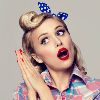 Pin-up tarzı giymiş kadın güzel,