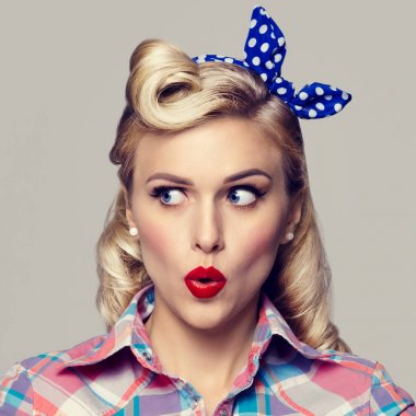  Pin-up tarzı giyinmiş genç sürpriz kadın