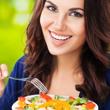 esmer kadın vejetaryen sebze salatası ile