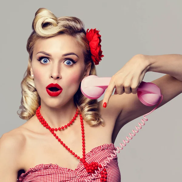 Junge glückliche Frau mit Telefon, in Pin-up-Stil gekleidet — Stockfoto