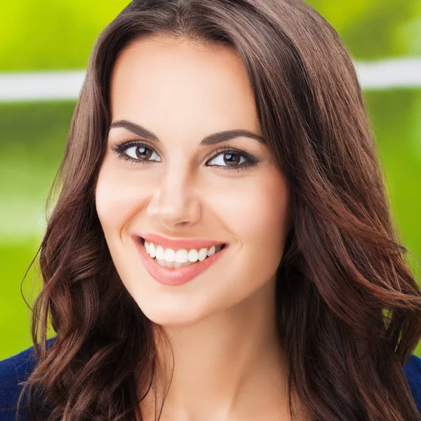 Jovem feliz sorrindo mulher — Fotografia de Stock