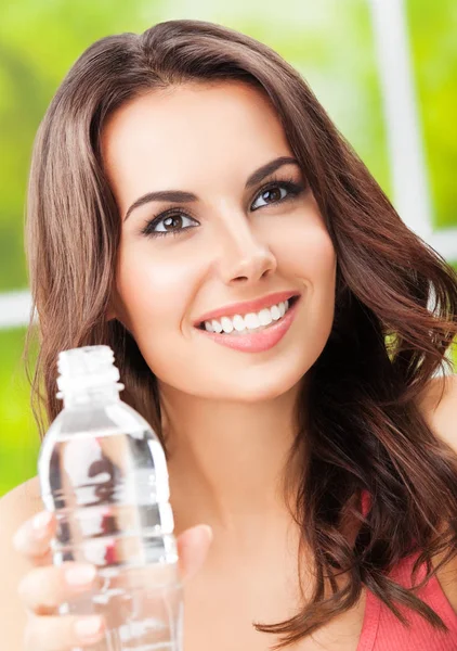 Jovem mulher feliz com garrafa de água — Fotografia de Stock