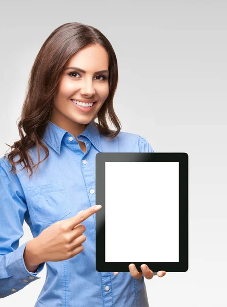 Zakenvrouw weergegeven: lege tablet pc, op grijs — Stockfoto