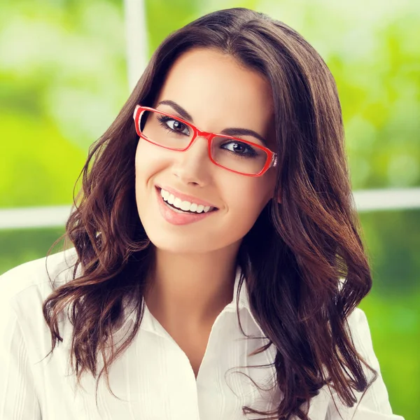 Retrato de joven feliz morena empresaria — Foto de Stock