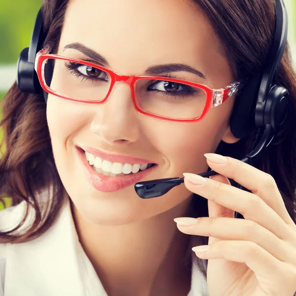 Felice sorridente bruna donne d'affari, telefono di supporto opera femminile — Foto Stock