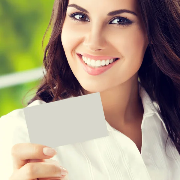 Morena joven mujer de negocios mostrando tarjeta de visita en blanco — Foto de Stock
