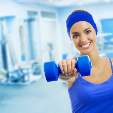 mutlu kadın spor salonunda Fitness egzersizleri yapıyor