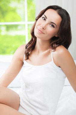 gülümseyen kadın uyanma, yatak